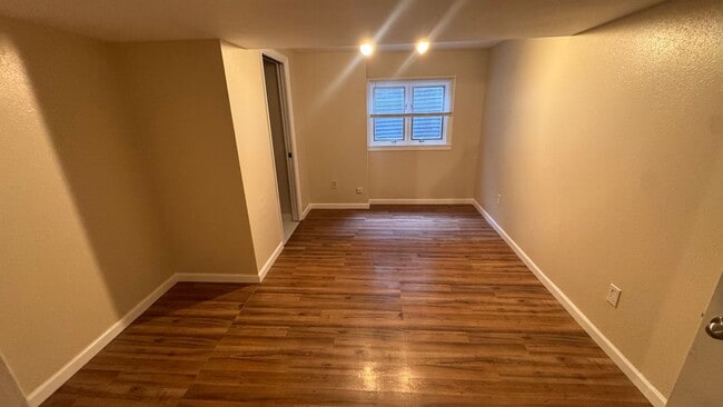 Building Photo - 3 bed 2.5 bath w/ garage, Great location off University and Dry Creek, close to Southglenn Mall a...