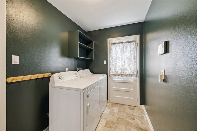 Building Photo - 9777 Larston St