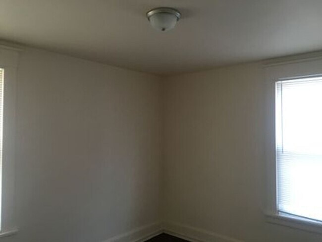 Building Photo - 3.5 bed house in Fulton Hill! Enjoy the beautiful neighborhood, central hvac, laundry, yard!
