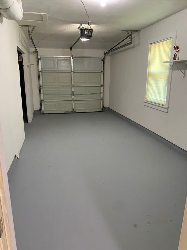 Building Photo - 833 Magnolia St