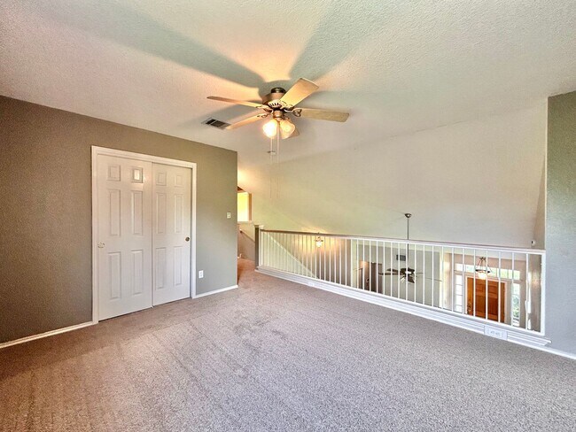 Building Photo - Lovely & Spacious 3/BR 2.5/BA Home in Roun...