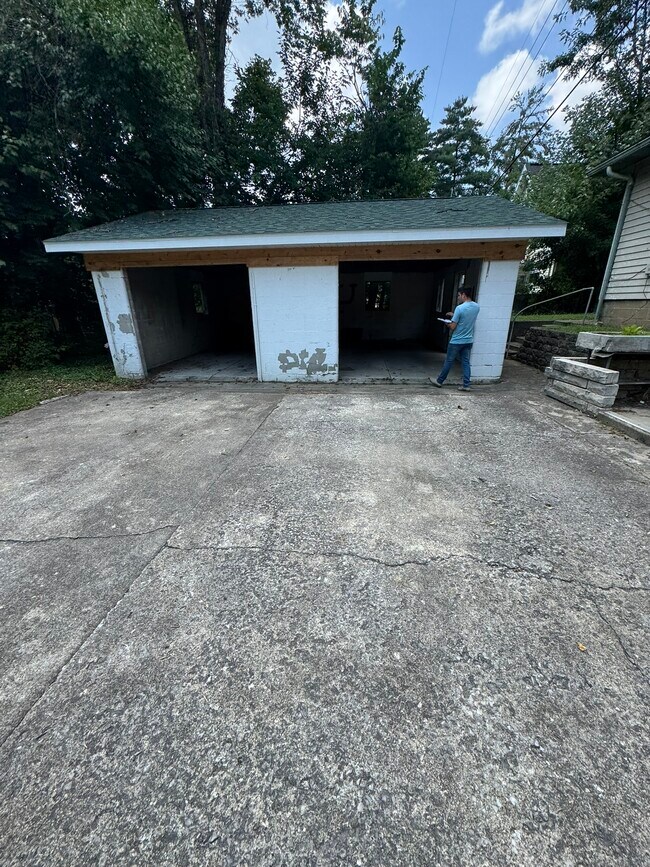 Building Photo - 714 E 1st St