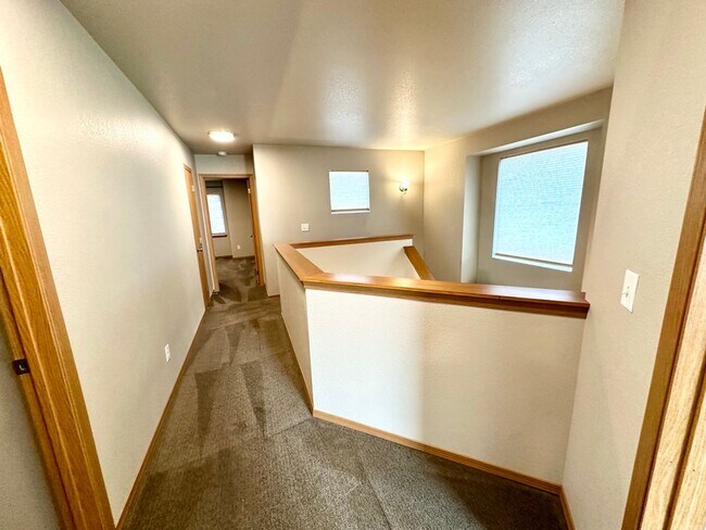 Building Photo - Updated Townhouse in Ellenbsurg