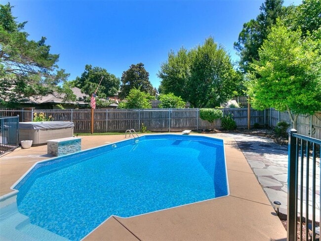 Building Photo - Family Home + Pool!