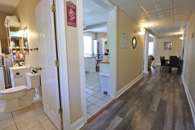 Building Photo - 4BR/2.5BA Urban Charm Meets Creative Energ...