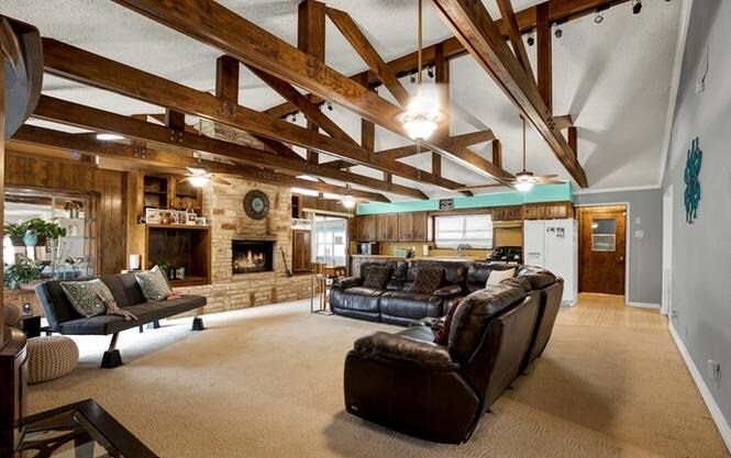Building Photo - 1010 Country Oaks Dr