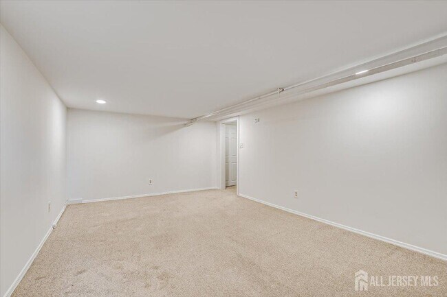 Building Photo - 9 Roosevelt Ct