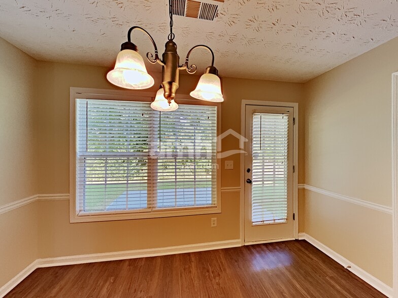 Building Photo - 1307 River Club Dr NE
