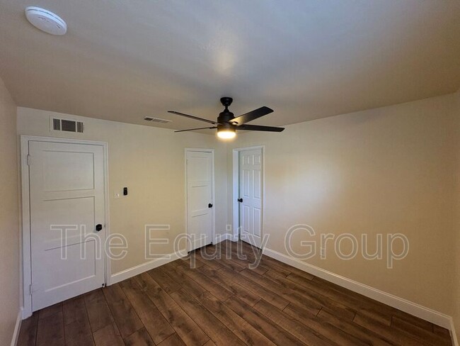 Building Photo - 1085 E Academy Ave