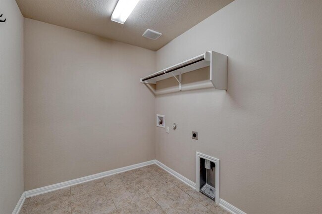 Building Photo - 7400 Longford Trail