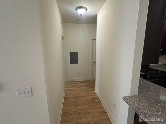 Building Photo - 88 Roosevelt Ave