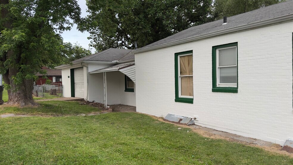 Corner lot with fenced in back yard - 835 Elias Ave