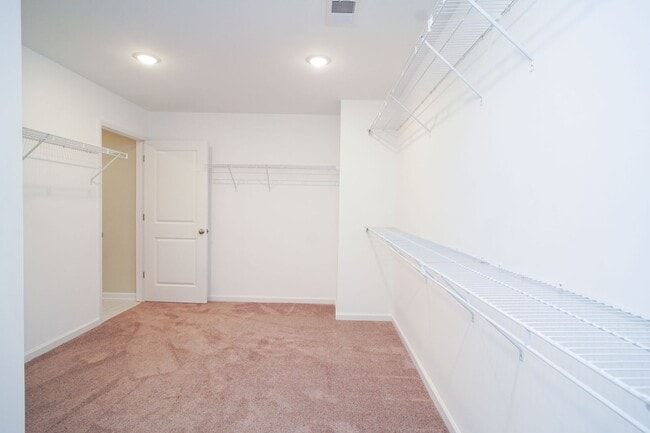 Building Photo - Beautiful 5 / 3 home in John's Landing!  Ask about our 2-year lease promotion!