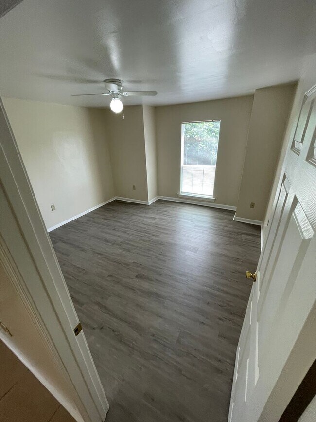 Building Photo - 8566 Leake Ave