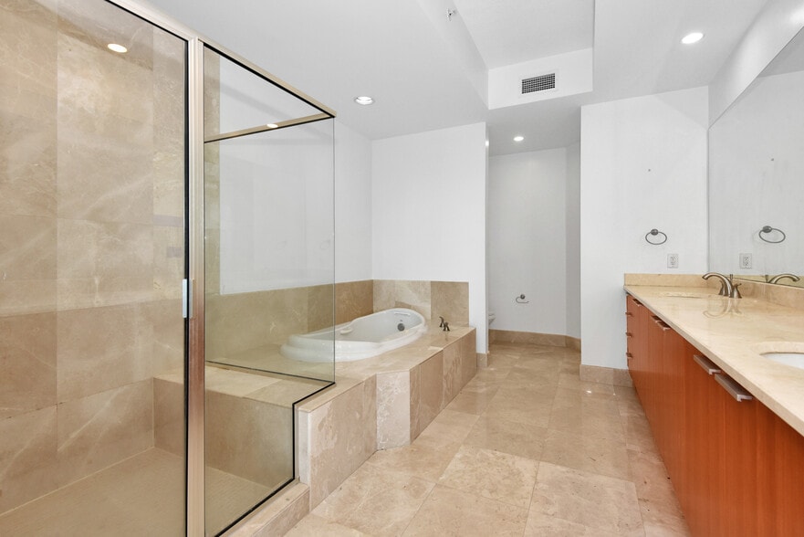 Building Photo - 231 Riverside Dr