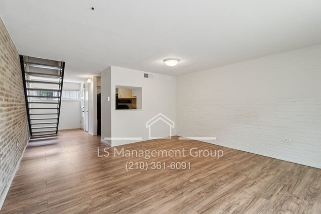 Primary Photo - 408 Ira Ave