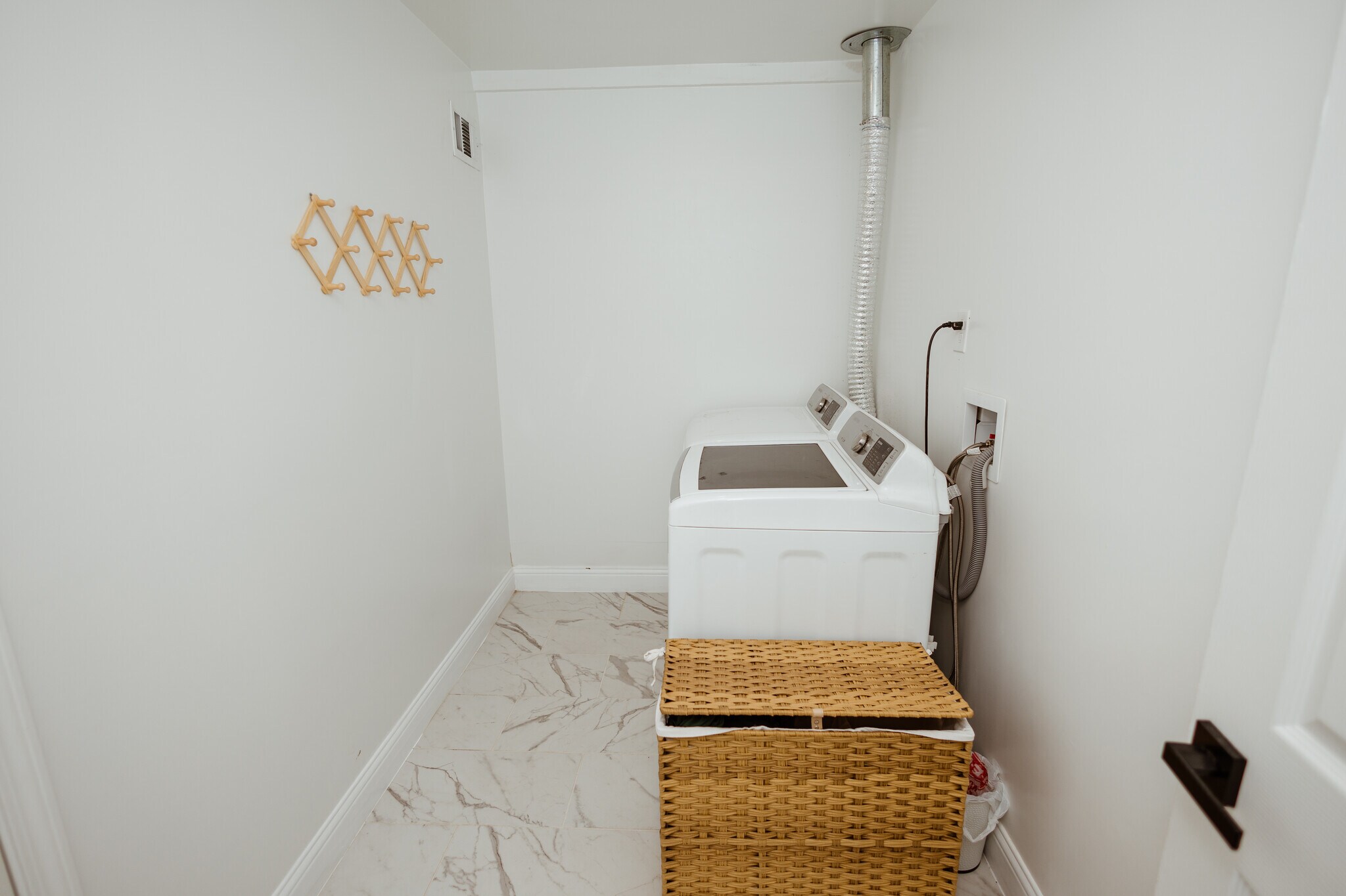 Building Photo - 3836 Leland Ave