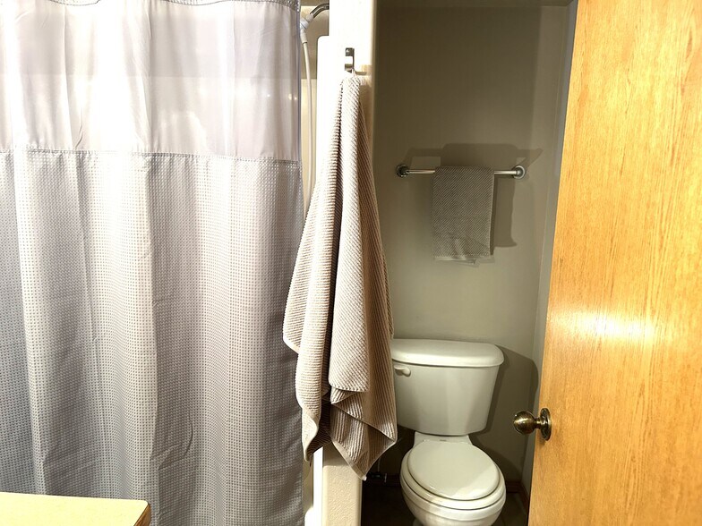 Shower/bath combo - 205 S West Ave