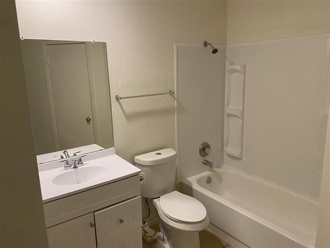 Building Photo - GREAT 2/2/1 DUPLEX