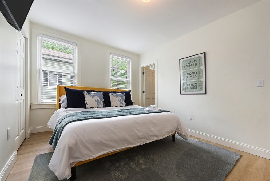 Building Photo - 1816 Rhine St