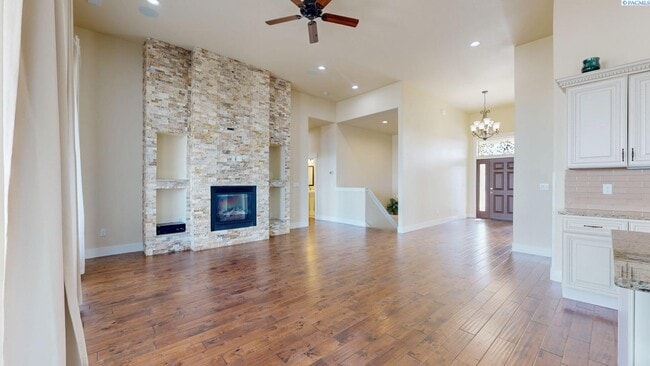 Building Photo - 4 bed, 4 bath home in Kennewick