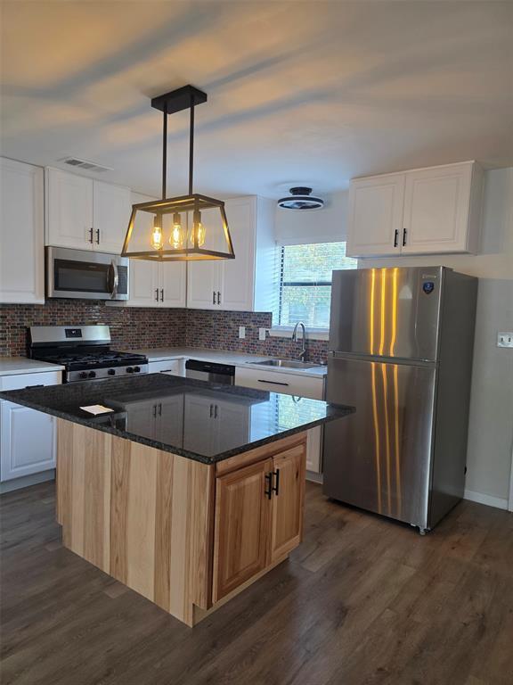 Building Photo - 806 W 8th St