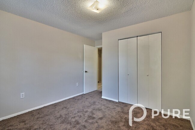 Building Photo - 2915 Chatsworth Rd