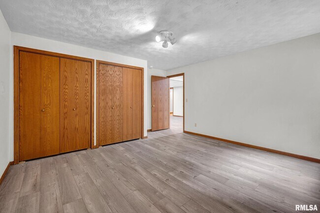 Building Photo - 2321 W Pintura Ct