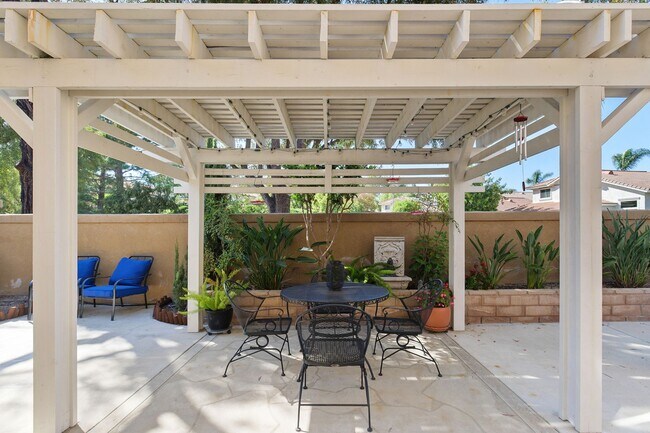 Building Photo - Meticulously Maintained Home in Temeku Hills, 4br/3ba, 3 Car Garage, 1981 sqft. + Enclosed Sunroo...