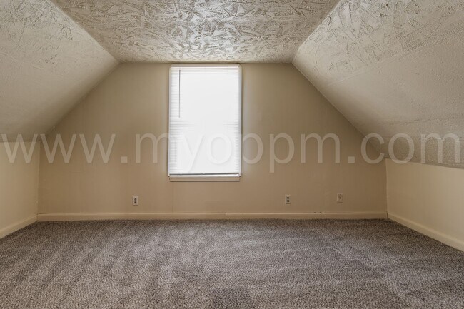 Building Photo - Available Now! | Bright 3 Bedroom / 2 Bathroom Home | 13th & Martha