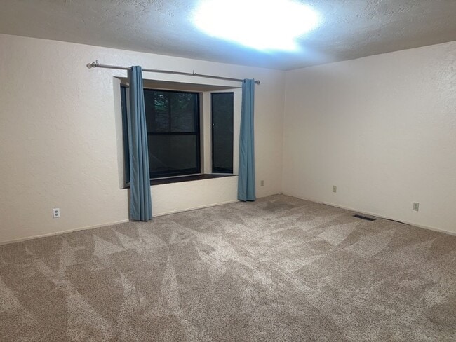 Building Photo - Pet-Friendly AMAZING Home Close To Town, Yet Private And Peaceful!