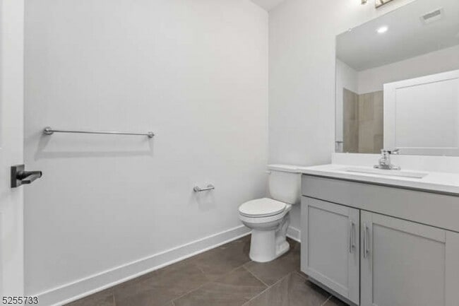 Building Photo - 17 Parker Lane