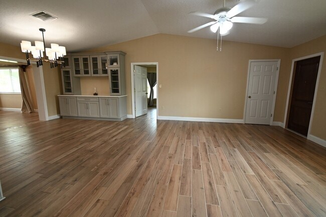 Building Photo - 985 Quail Run