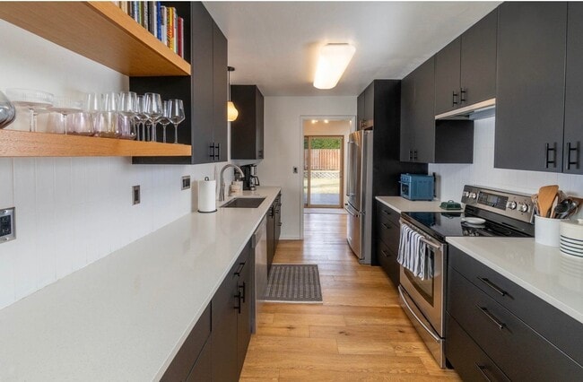 Building Photo - 665 NE 12th St