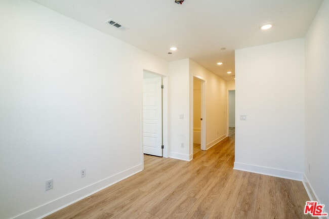Building Photo - 5257 Bainbridge Pl