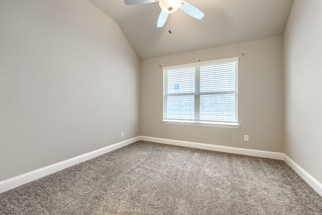 Building Photo - 580 Bradley Dr