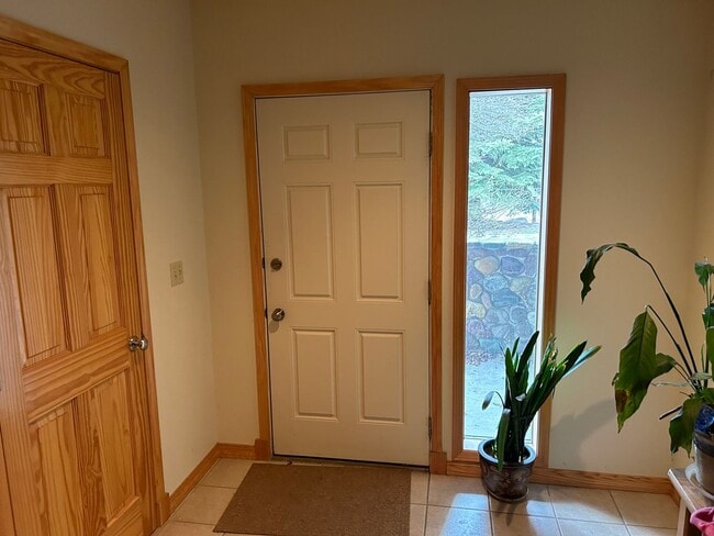 Building Photo - 3 bedroom home with deck views of the lake and mountains in Lakeside!