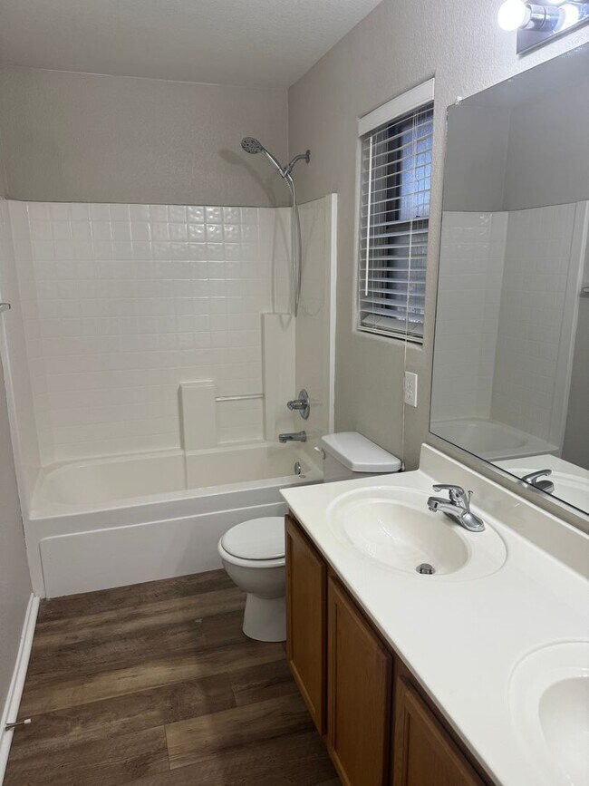 Building Photo - Fantastic 3-bedroom, 2-bathroom townhome  --  1/2 off first month's rent