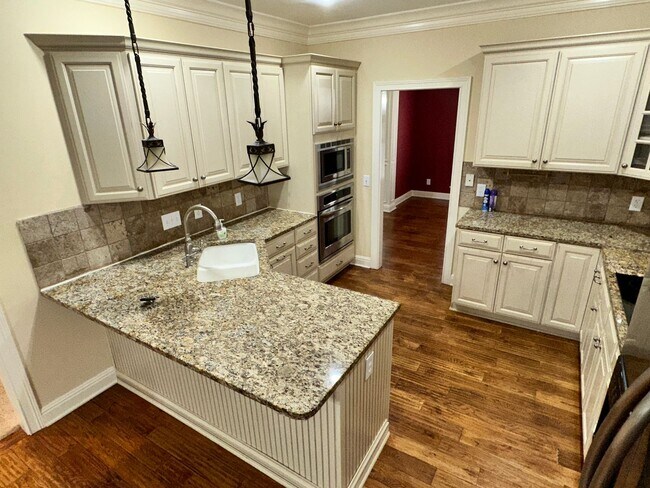 Building Photo - BEAUTIFUL, SPACIOUS 5 BR, 4.5 BATH HOME! G...