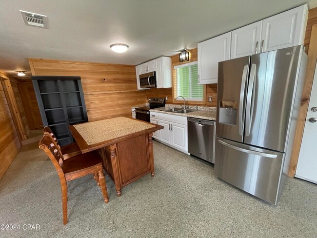 Building Photo - 305 Tarpon St