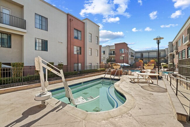 Building Photo - Modern and Luxurious 1 Bedroom 1 Bath Condo in the Desirable Brickyard Community