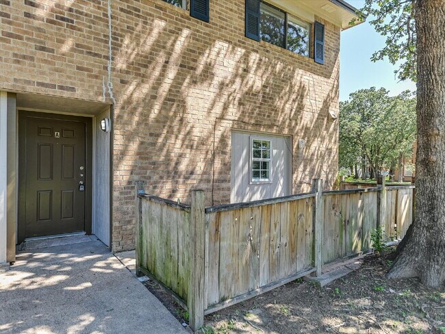 Building Photo - 2403 Bosque Dr