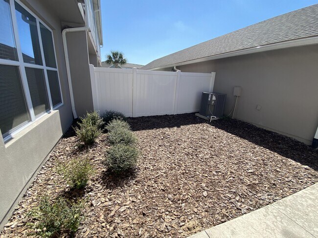 Building Photo - 15555 Honeybell Dr
