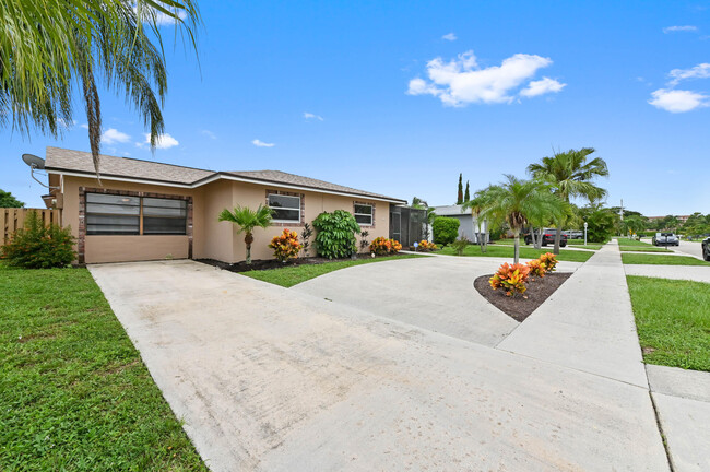 Building Photo - 6556 Country Wood Way