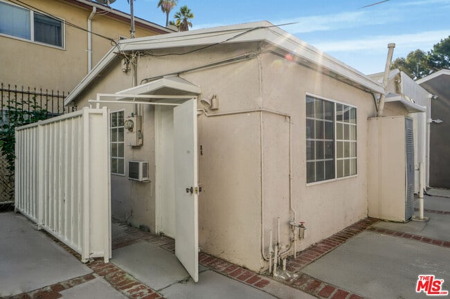 Building Photo - 10226 Regent St