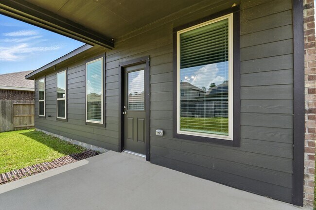 Building Photo - Spacious Home with Resort-Style Amenities