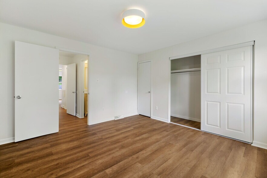 Building Photo - 215 Oakview Dr