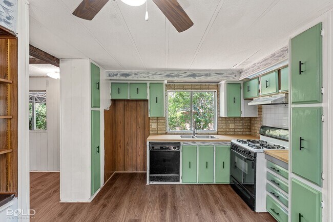 Building Photo - MOVE IN SPECIAL HALF OFF FIRST MONTHS RENT