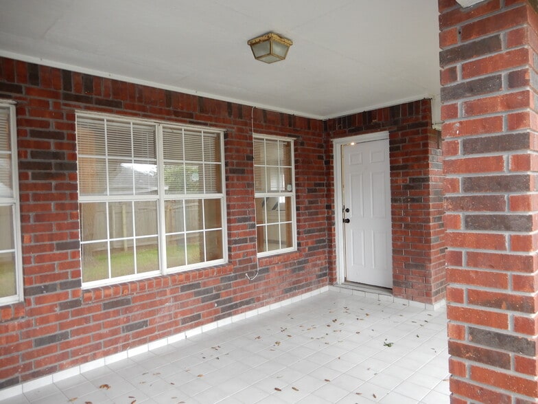 Building Photo - 512 E Yarrow Ave