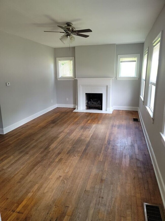 Building Photo - 3 Bedroom, 2 Bathroom in Lexington!